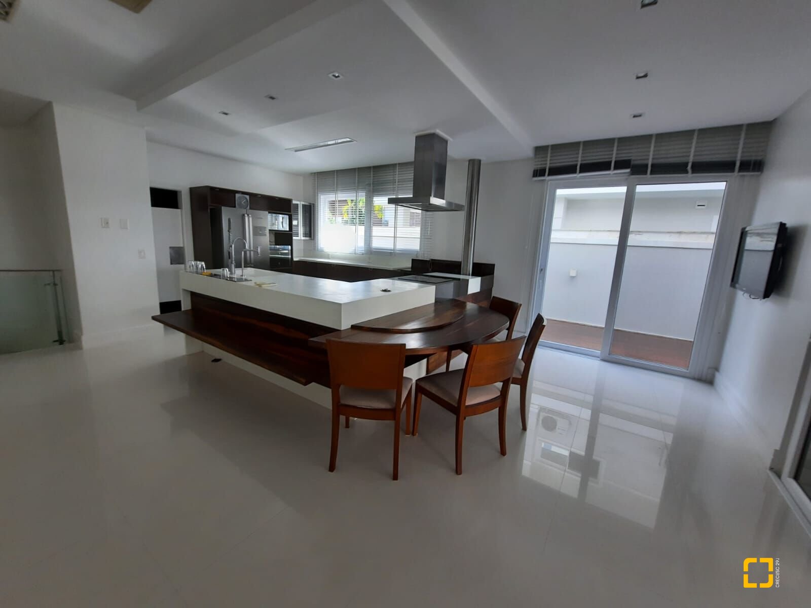 Casa com 900m², 8 quartos (sendo 4 suítes), 4 garagens, no bairro Jurerê Internacional em Florianópolis