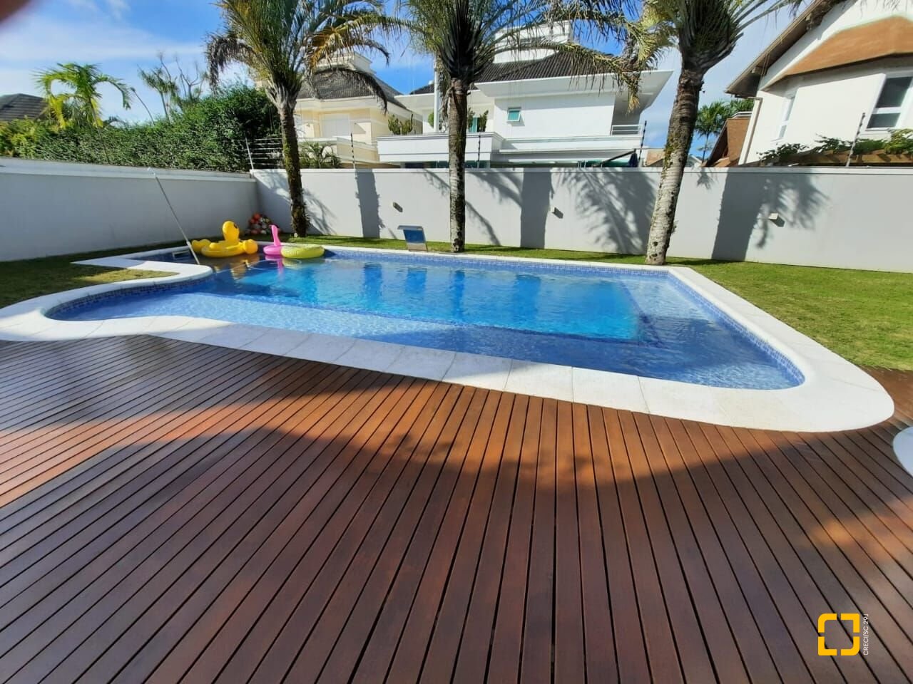 Casa com 900m², 8 quartos (sendo 4 suítes), 4 garagens, no bairro Jurerê Internacional em Florianópolis