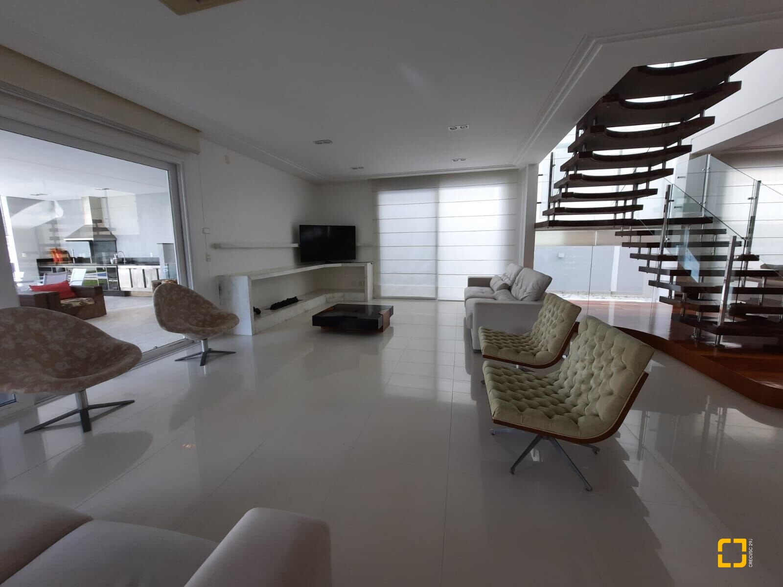 Casa com 900m², 8 quartos (sendo 4 suítes), 4 garagens, no bairro Jurerê Internacional em Florianópolis