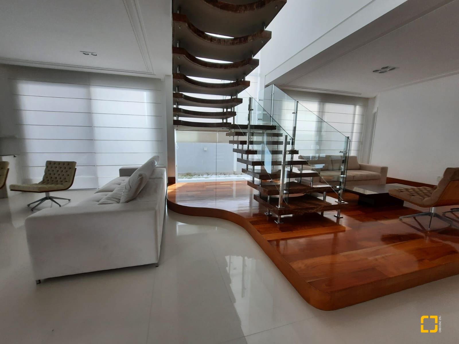 Casa com 900m², 8 quartos (sendo 4 suítes), 4 garagens, no bairro Jurerê Internacional em Florianópolis