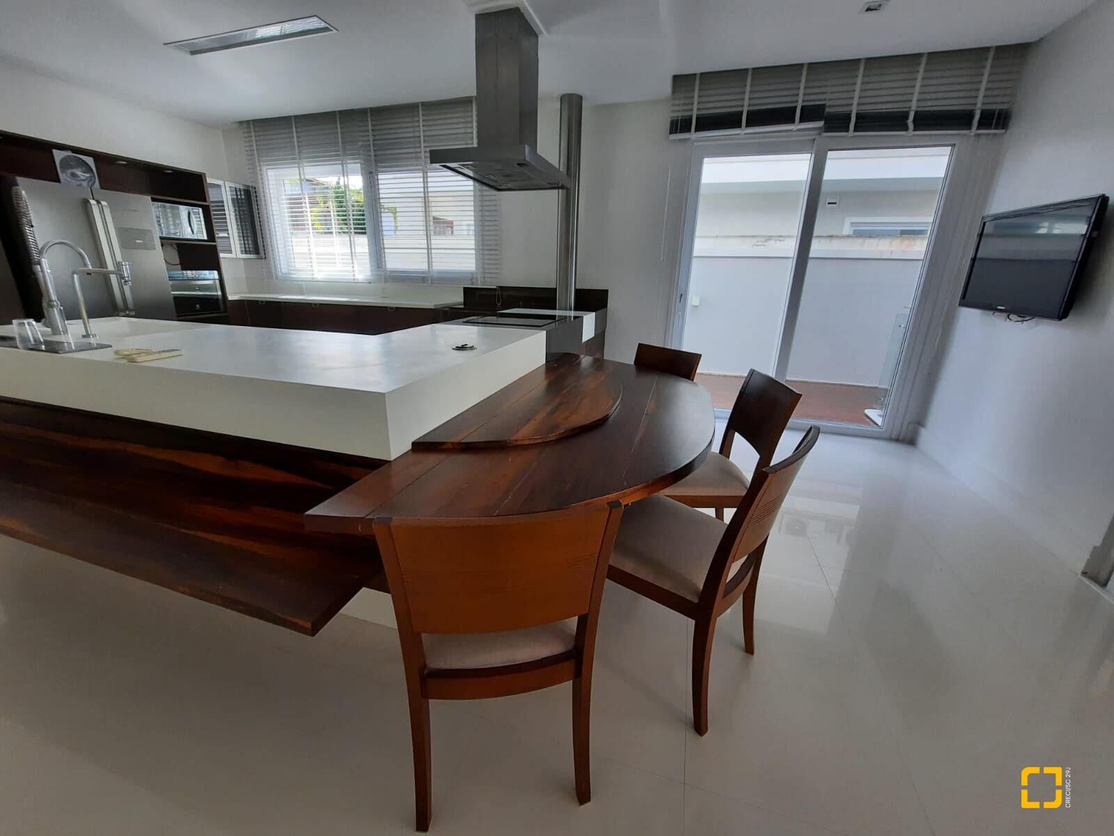 Casa com 900m², 8 quartos (sendo 4 suítes), 4 garagens, no bairro Jurerê Internacional em Florianópolis