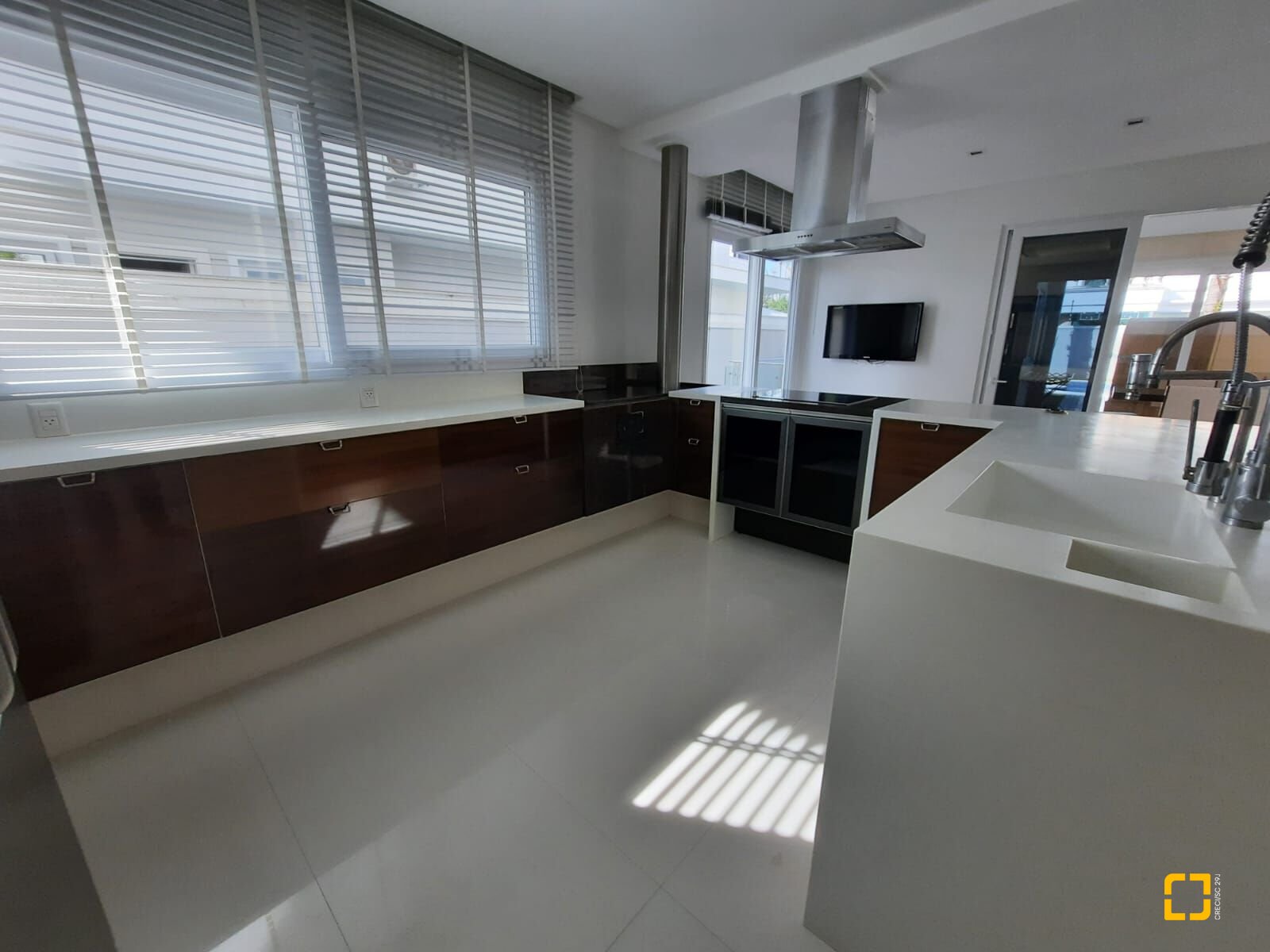 Casa com 900m², 8 quartos (sendo 4 suítes), 4 garagens, no bairro Jurerê Internacional em Florianópolis