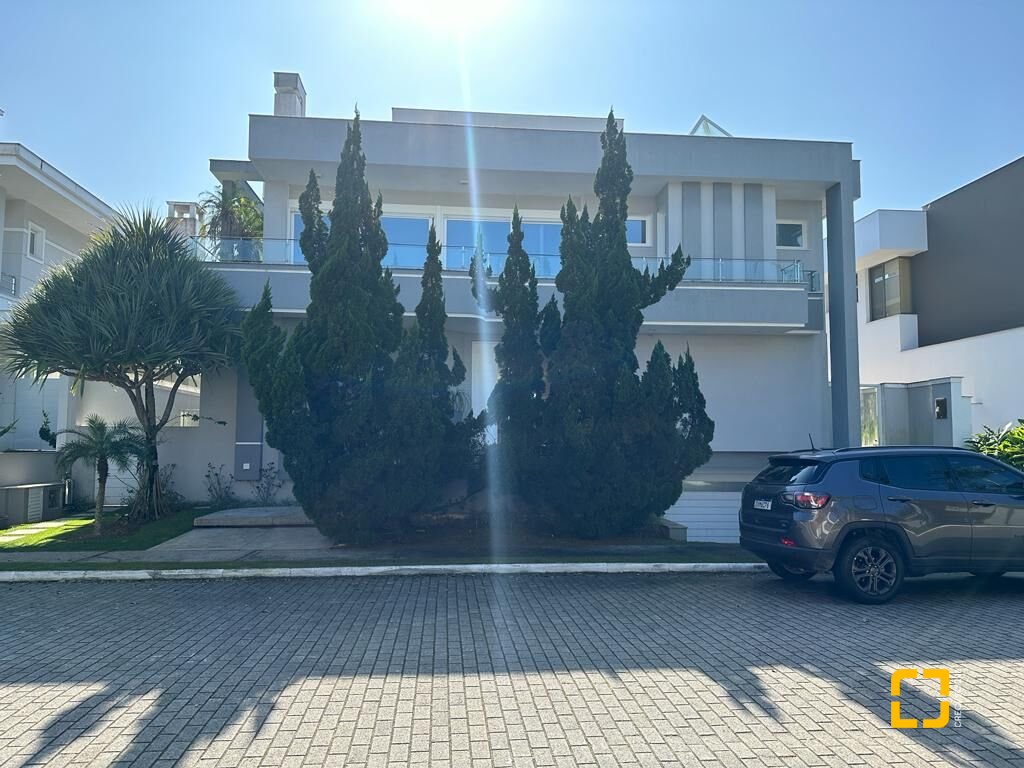 Casa com 900m², 8 quartos (sendo 4 suítes), 4 garagens, no bairro Jurerê Internacional em Florianópolis
