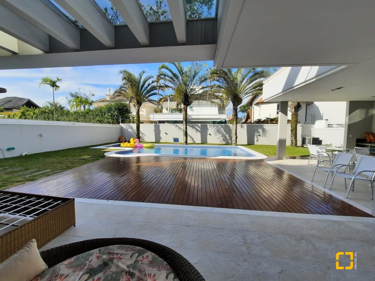 Casa com 900m², 8 quartos (sendo 4 suítes), 4 garagens, no bairro Jurerê Internacional em Florianópolis
