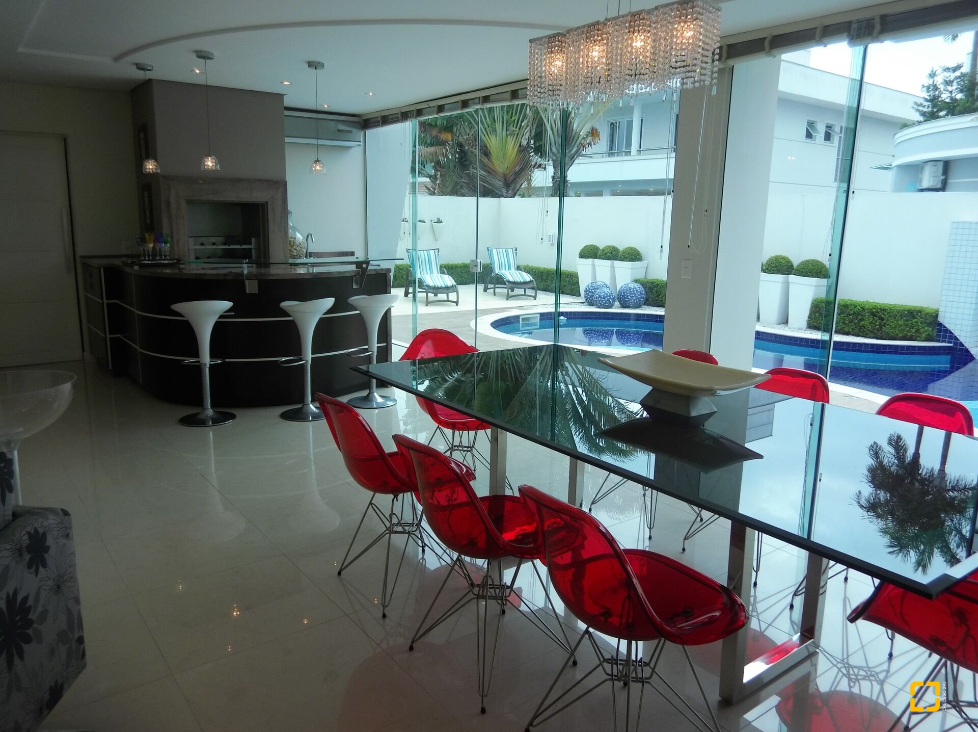Casa com 650m², 8 quartos (sendo 4 suítes), 5 garagens, no bairro Jurerê Internacional em Florianópolis