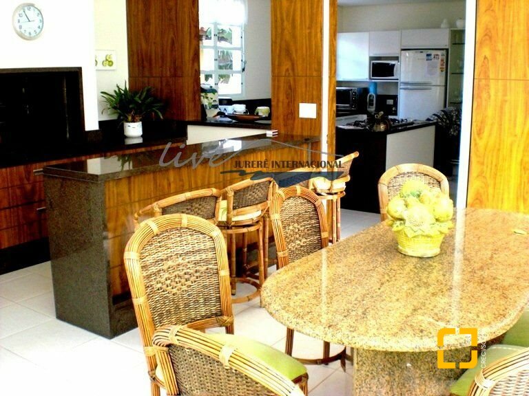 Casa com 480m², 8 quartos (sendo 4 suítes), 6 garagens, no bairro Jurerê Internacional em Florianópolis