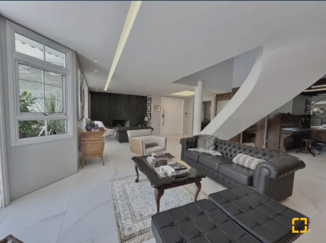 Casa com 450m², 8 quartos (sendo 4 suítes), 6 garagens, no bairro Jurerê Internacional em Florianópolis