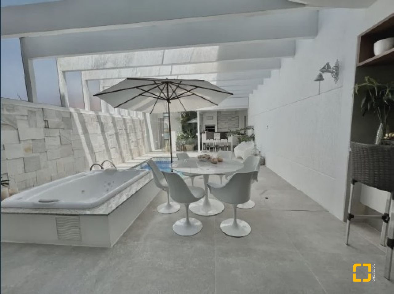 Casa com 450m², 8 quartos (sendo 4 suítes), 6 garagens, no bairro Jurerê Internacional em Florianópolis