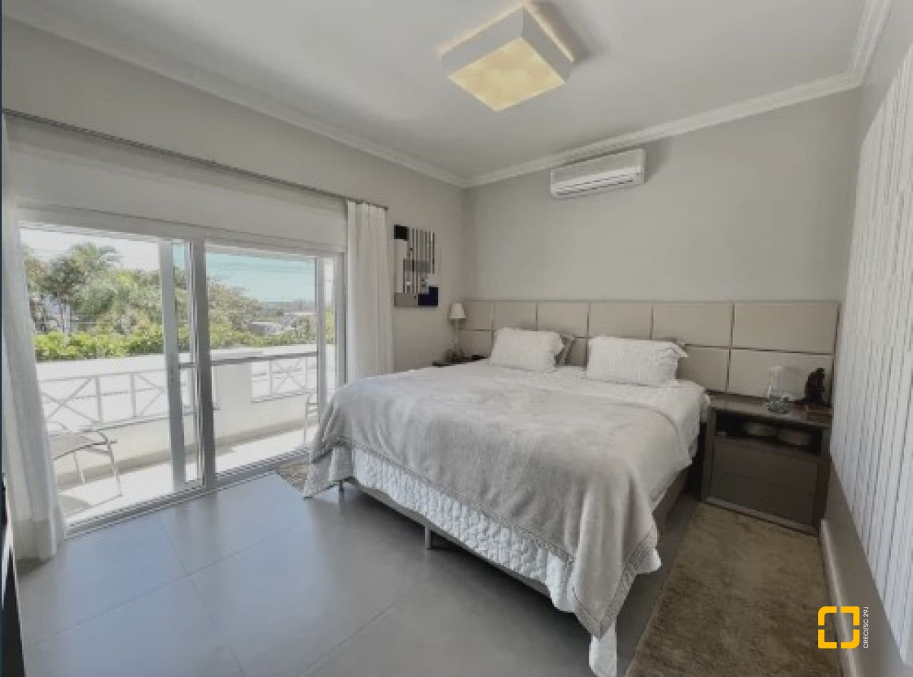 Casa com 450m², 8 quartos (sendo 4 suítes), 6 garagens, no bairro Jurerê Internacional em Florianópolis