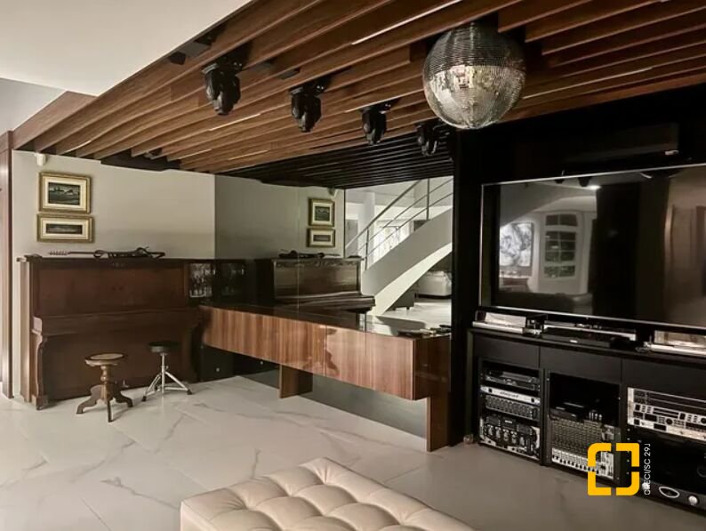 Casa com 450m², 8 quartos (sendo 4 suítes), 6 garagens, no bairro Jurerê Internacional em Florianópolis