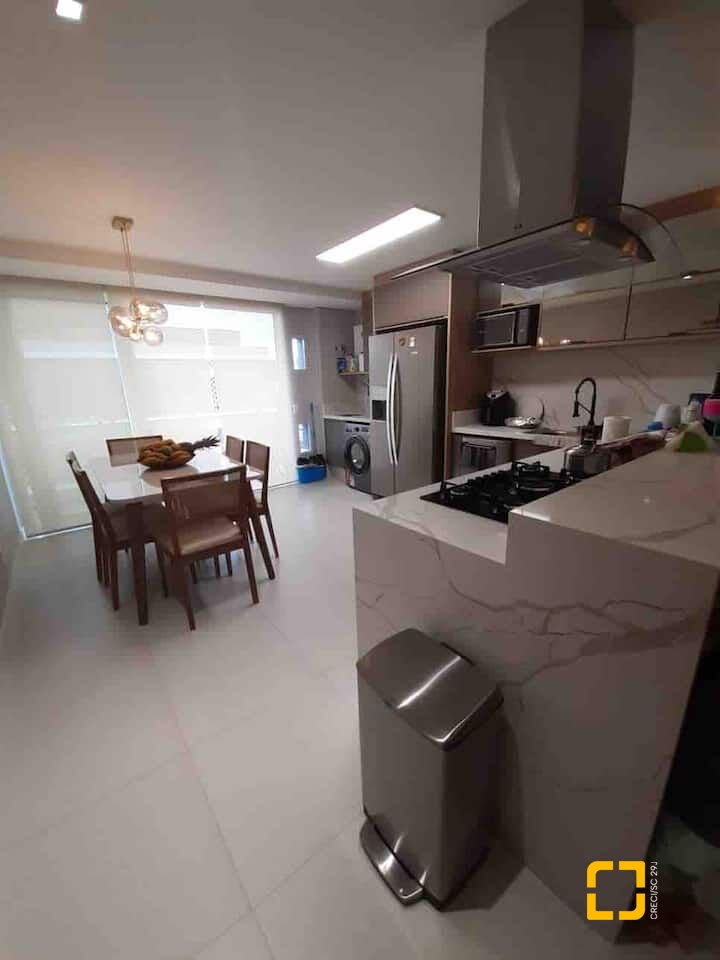 Apartamento com 125m², 5 quartos (sendo 2 suítes), 2 garagens, no bairro Jurerê Internacional em Florianópolis