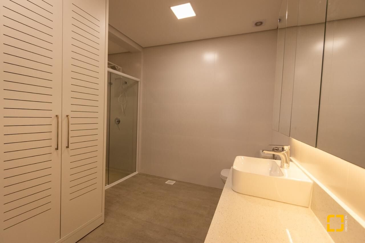 Apartamento com 128m², 6 quartos (sendo 3 suítes), 2 garagens, no bairro Cachoeira do Bom Jesus em Florianópolis