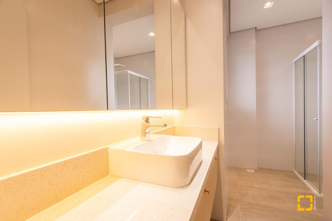 Apartamento com 128m², 6 quartos (sendo 3 suítes), 2 garagens, no bairro Cachoeira do Bom Jesus em Florianópolis