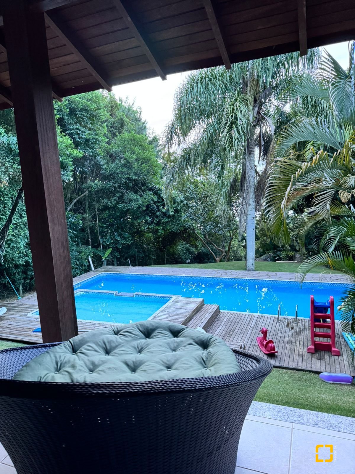 Apartamento com 105m², 3 quartos (sendo 1 suíte), 2 garagens, no bairro Canajurê em Florianópolis