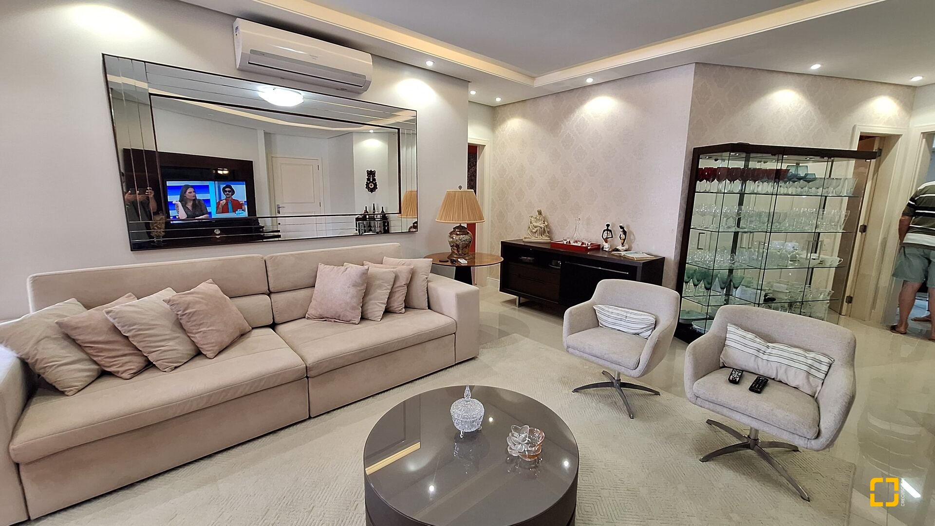 Apartamento com 128m², 6 quartos (sendo 3 suítes), 2 garagens, no bairro Jurerê Internacional em Florianópolis