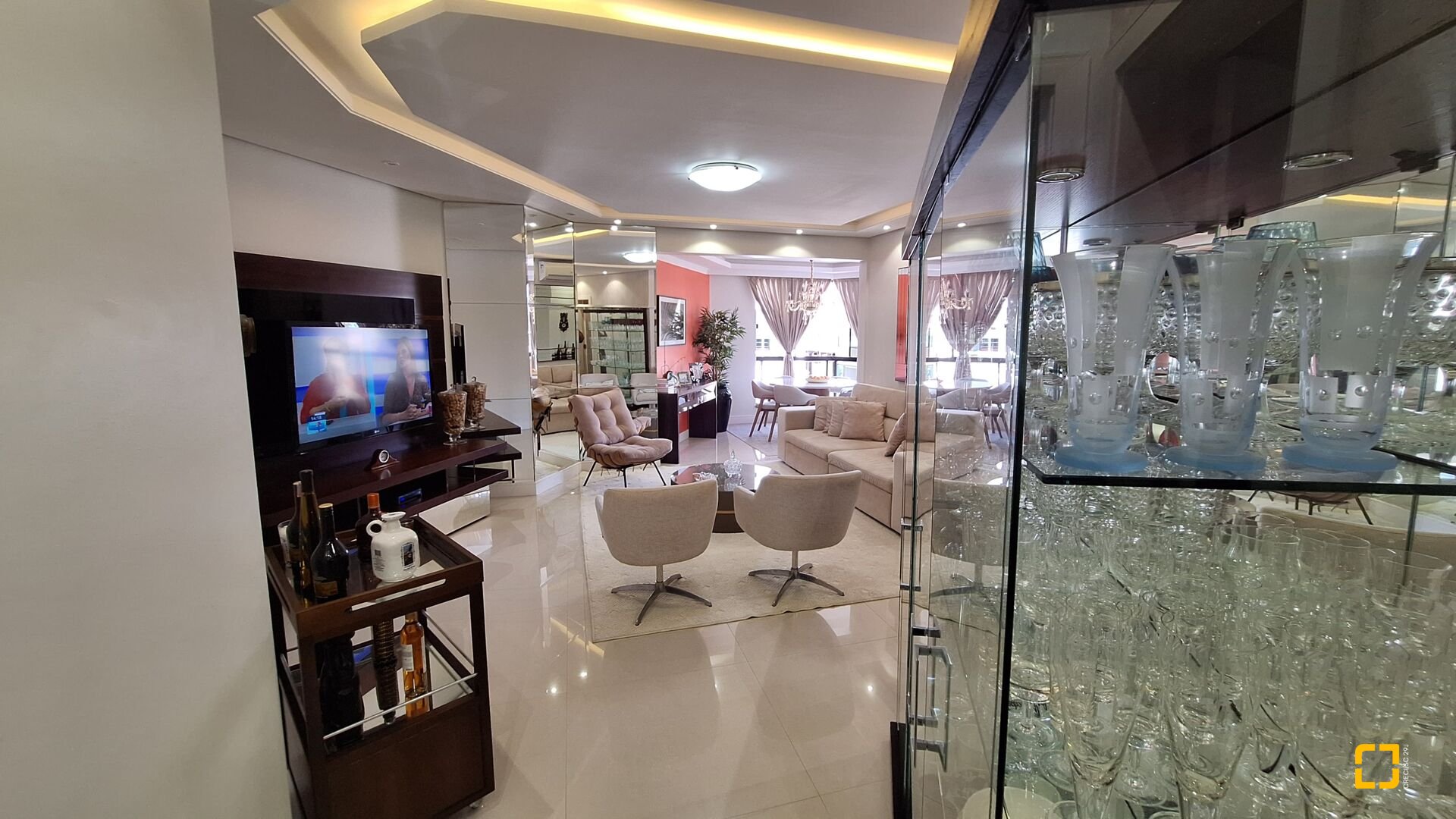 Apartamento com 128m², 6 quartos (sendo 3 suítes), 2 garagens, no bairro Jurerê Internacional em Florianópolis