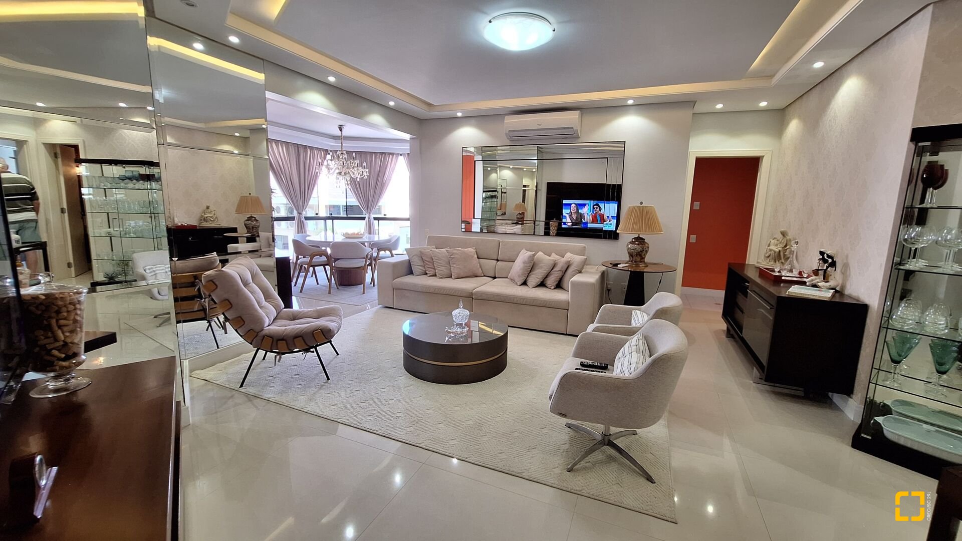 Apartamento com 128m², 6 quartos (sendo 3 suítes), 2 garagens, no bairro Jurerê Internacional em Florianópolis