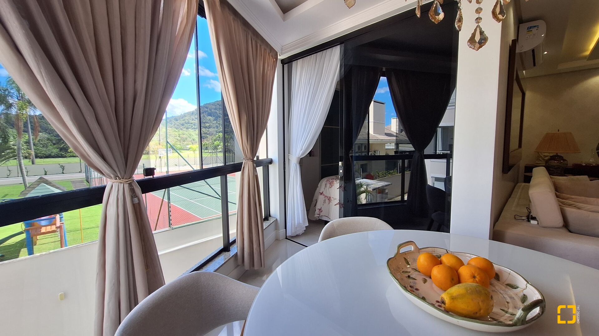Apartamento com 128m², 6 quartos (sendo 3 suítes), 2 garagens, no bairro Jurerê Internacional em Florianópolis