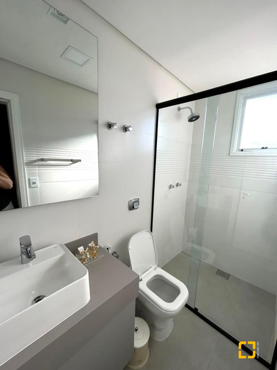 Apartamento com 115m², 5 quartos (sendo 2 suítes), 2 garagens, no bairro Jurerê Internacional em Florianópolis