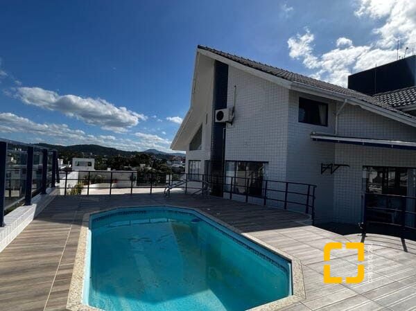 Cobertura com 330m², 3 quartos (sendo 3 suítes), 2 garagens, no bairro Jurerê Internacional em Florianópolis