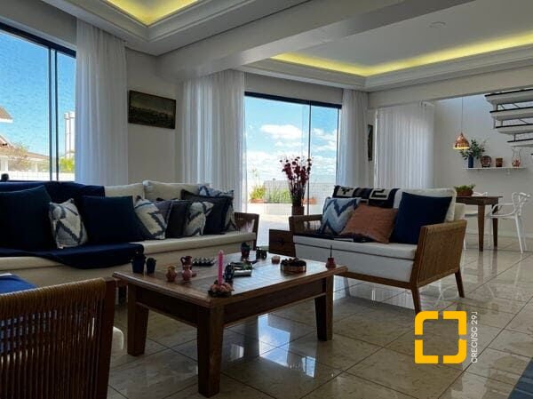 Cobertura com 330m², 3 quartos (sendo 3 suítes), 2 garagens, no bairro Jurerê Internacional em Florianópolis