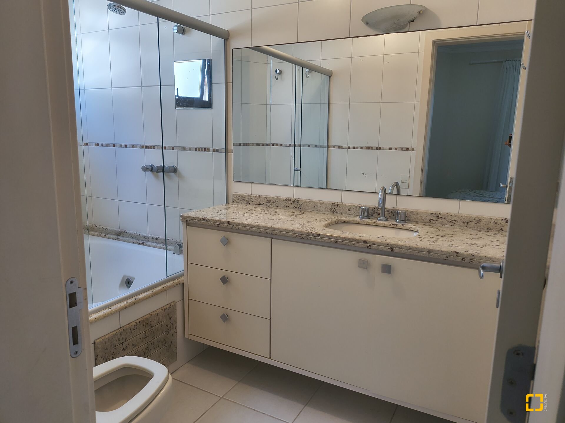 Apartamento com 139m², 5 quartos (sendo 2 suítes), 4 garagens, no bairro Jurerê Internacional em Florianópolis