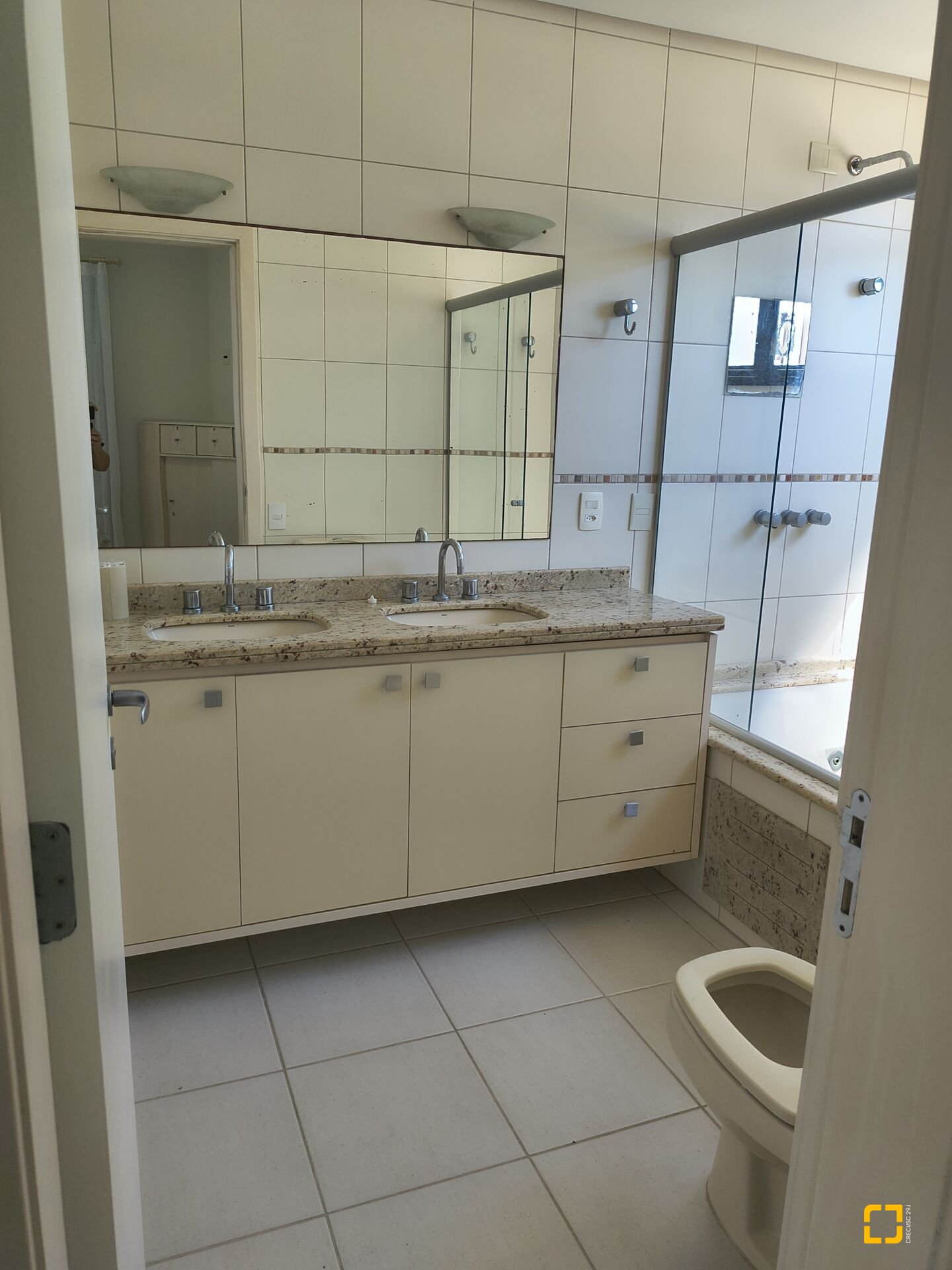 Apartamento com 139m², 5 quartos (sendo 2 suítes), 4 garagens, no bairro Jurerê Internacional em Florianópolis