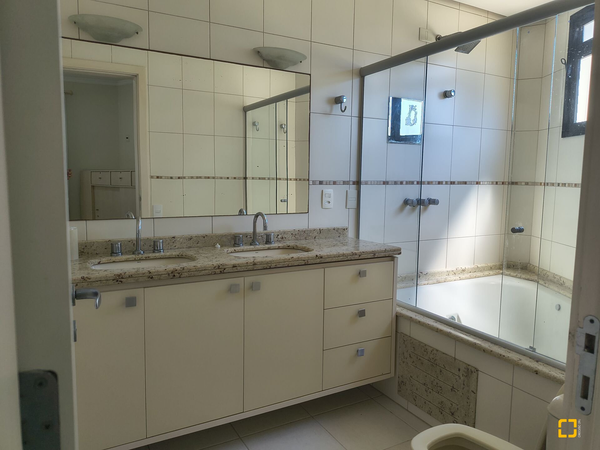 Apartamento com 139m², 5 quartos (sendo 2 suítes), 4 garagens, no bairro Jurerê Internacional em Florianópolis