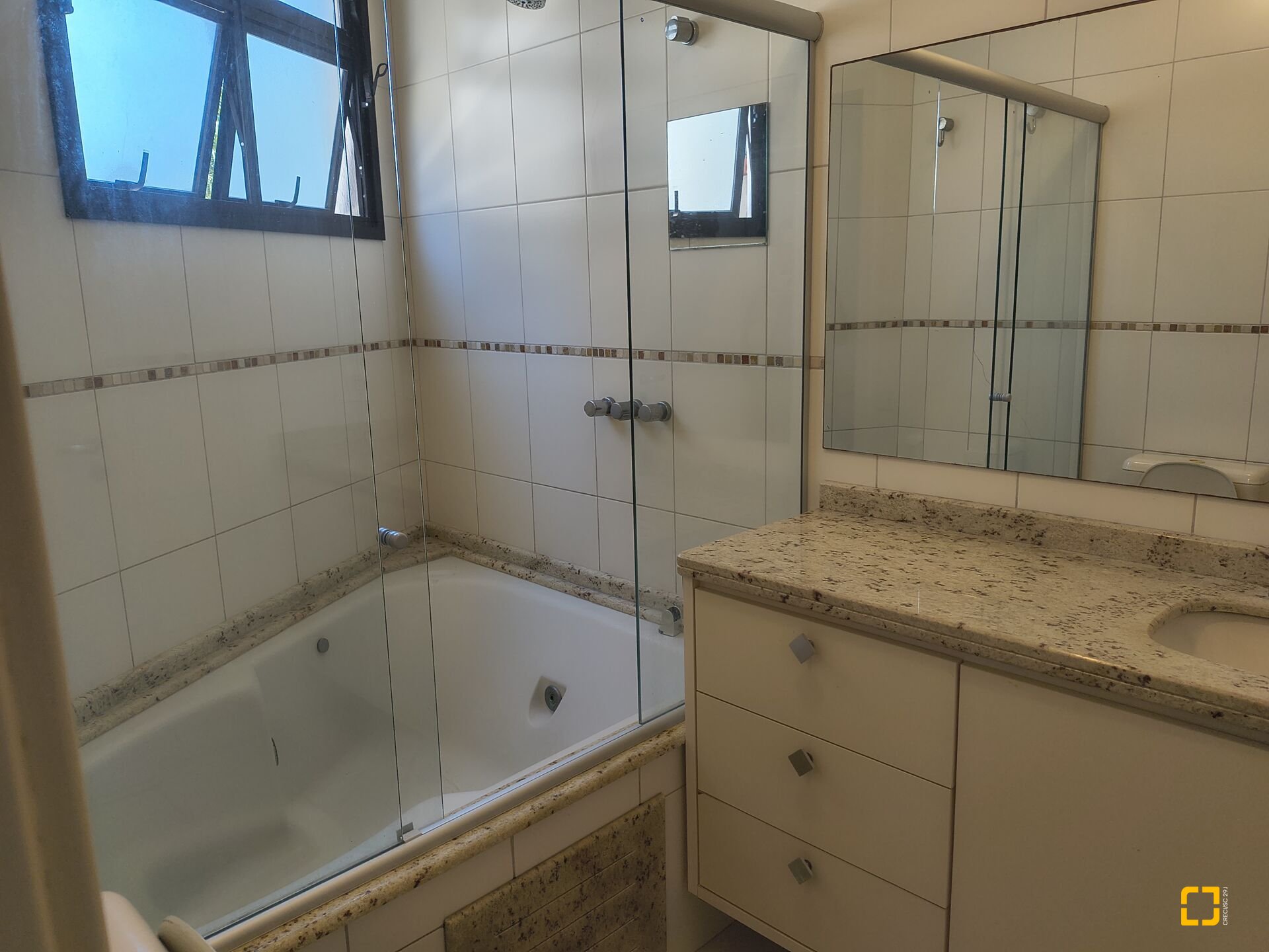 Apartamento com 139m², 5 quartos (sendo 2 suítes), 4 garagens, no bairro Jurerê Internacional em Florianópolis