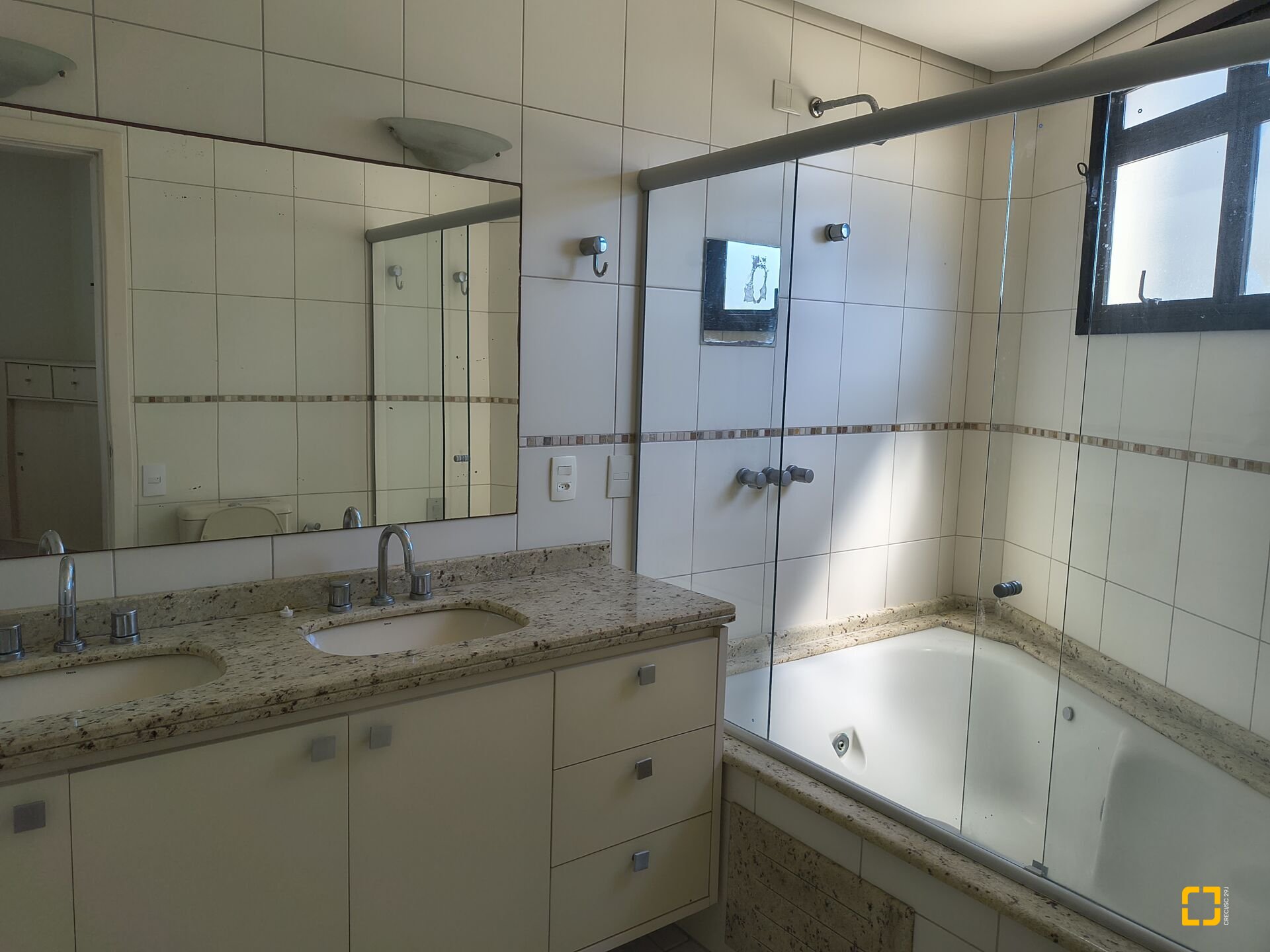 Apartamento com 139m², 5 quartos (sendo 2 suítes), 4 garagens, no bairro Jurerê Internacional em Florianópolis