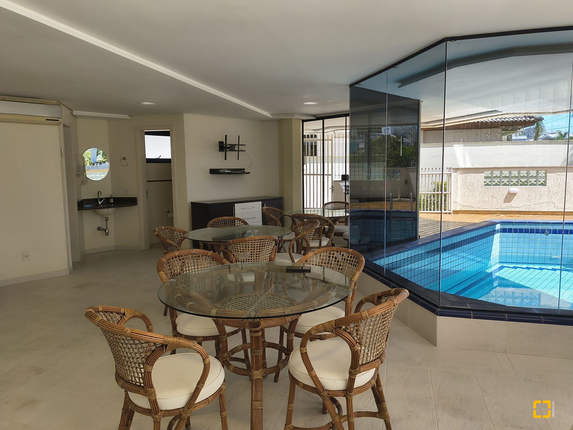 Apartamento com 139m², 5 quartos (sendo 2 suítes), 4 garagens, no bairro Jurerê Internacional em Florianópolis