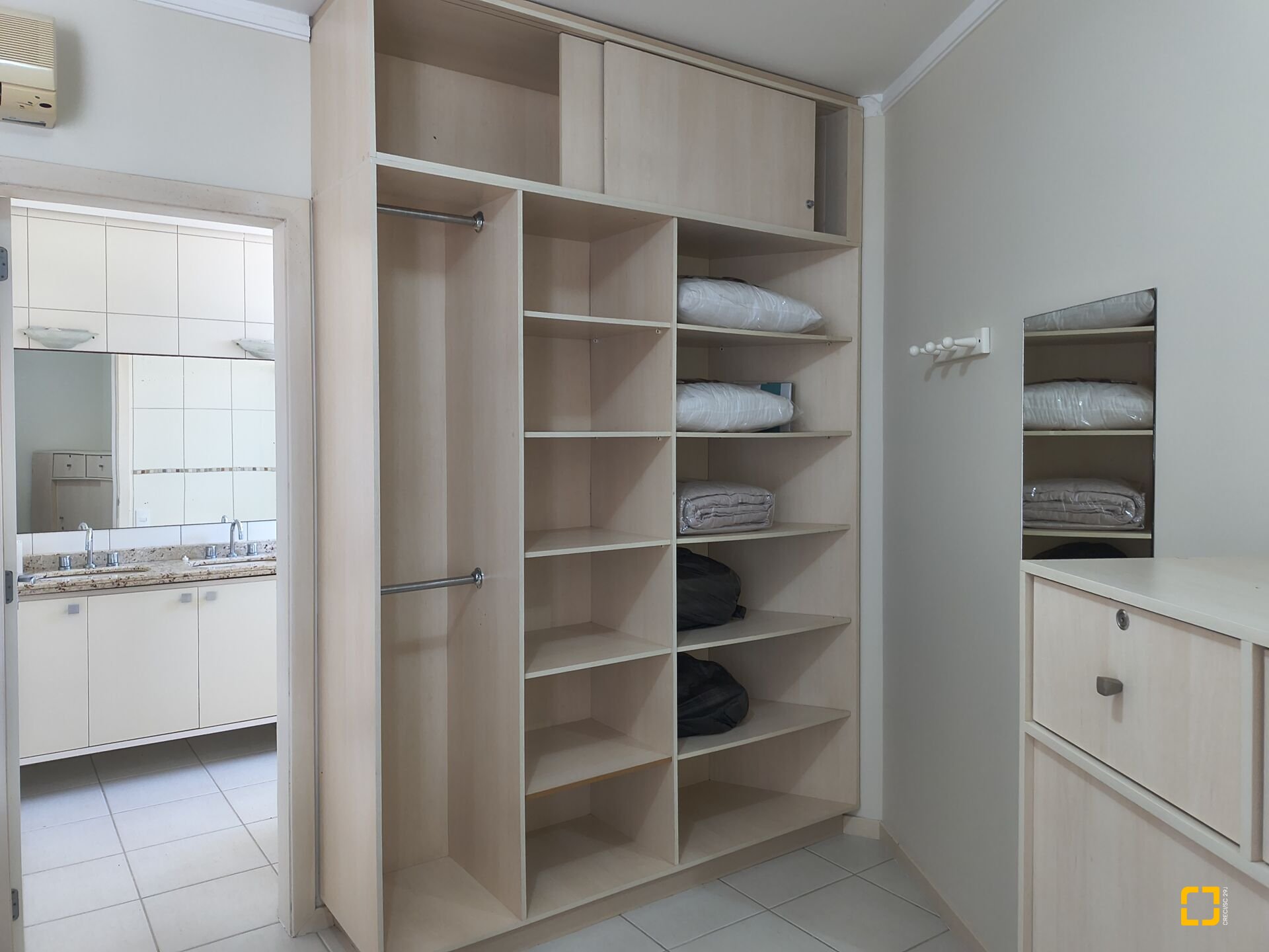 Apartamento com 139m², 5 quartos (sendo 2 suítes), 4 garagens, no bairro Jurerê Internacional em Florianópolis