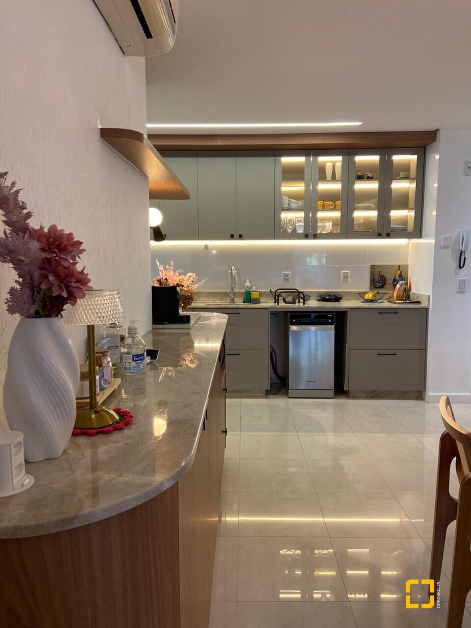 Apartamento com 105m², 6 quartos (sendo 3 suítes), 2 garagens, no bairro Jurerê Internacional em Florianópolis