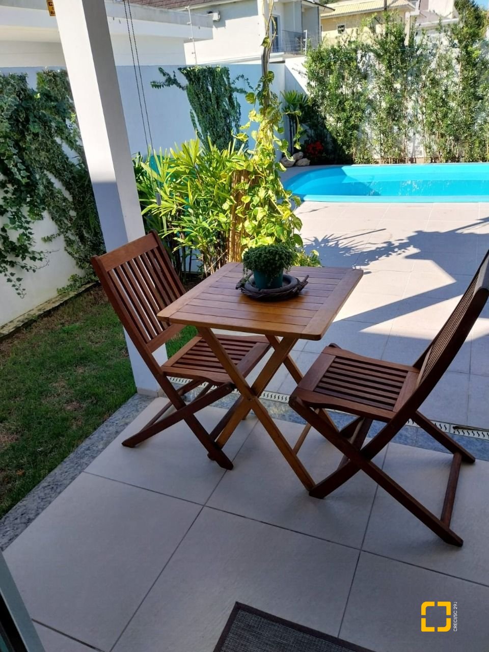 Casa com 173m², 7 quartos (sendo 3 suítes), 2 garagens, no bairro Cachoeira do Bom Jesus em Florianópolis