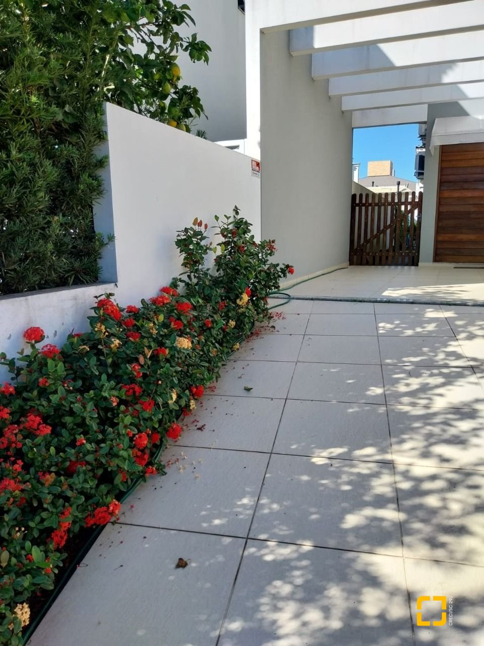 Casa com 173m², 7 quartos (sendo 3 suítes), 2 garagens, no bairro Cachoeira do Bom Jesus em Florianópolis