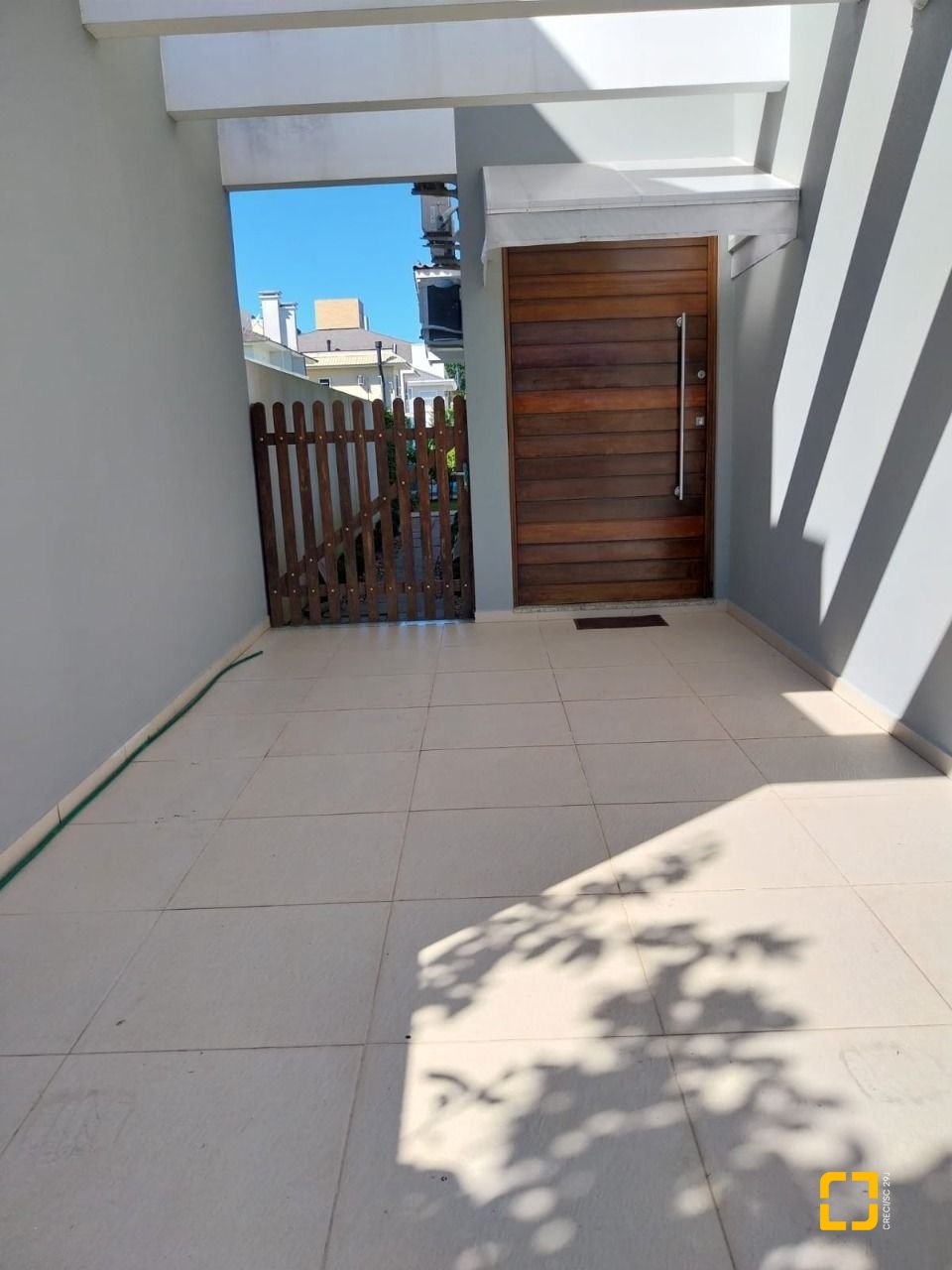 Casa com 173m², 7 quartos (sendo 3 suítes), 2 garagens, no bairro Cachoeira do Bom Jesus em Florianópolis