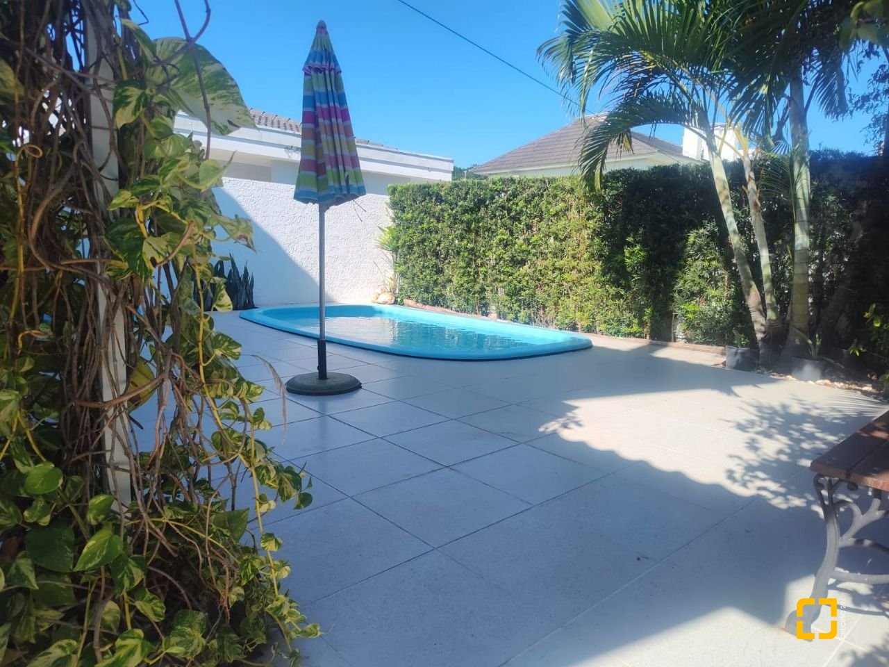 Casa com 173m², 7 quartos (sendo 3 suítes), 2 garagens, no bairro Cachoeira do Bom Jesus em Florianópolis