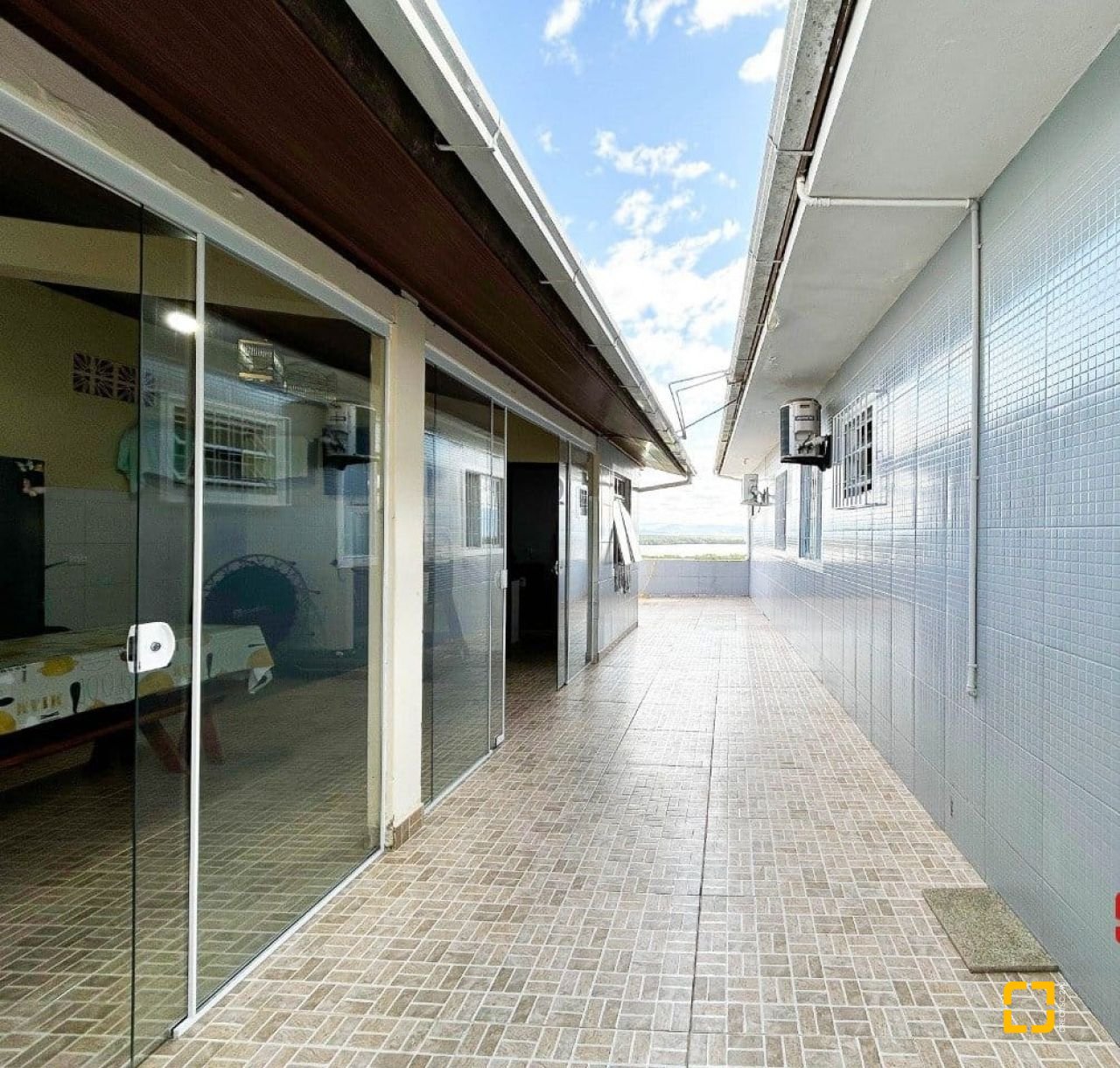 Casa com 110m², 3 quartos (sendo 1 suíte), 2 garagens, no bairro Costeira do Pirajubaé em Florianópolis