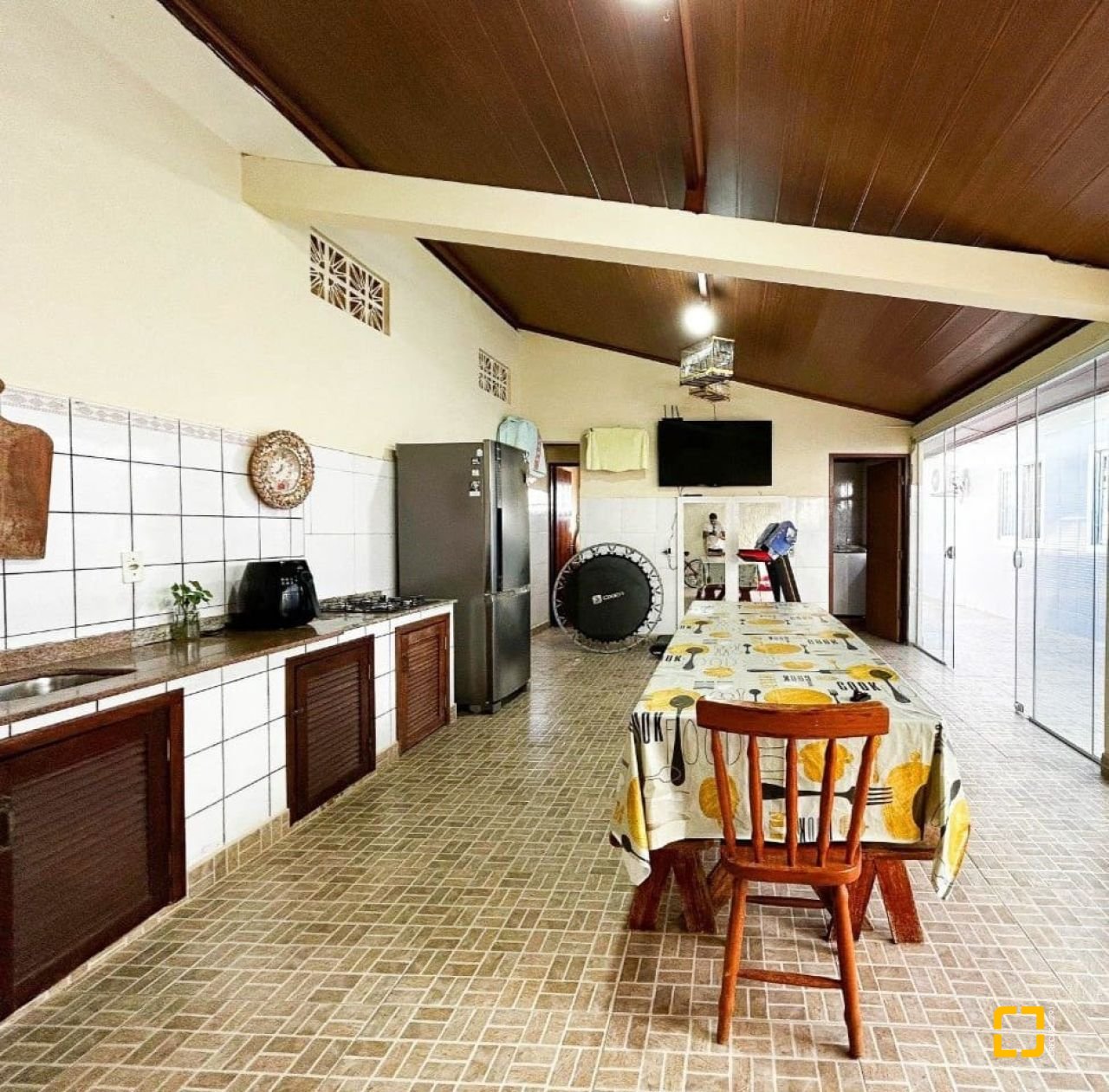 Casa com 110m², 3 quartos (sendo 1 suíte), 2 garagens, no bairro Costeira do Pirajubaé em Florianópolis