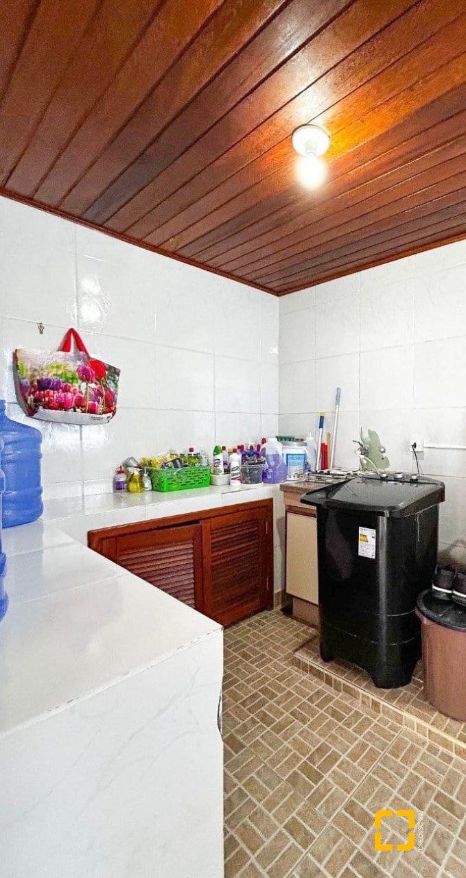 Casa com 110m², 3 quartos (sendo 1 suíte), 2 garagens, no bairro Costeira do Pirajubaé em Florianópolis