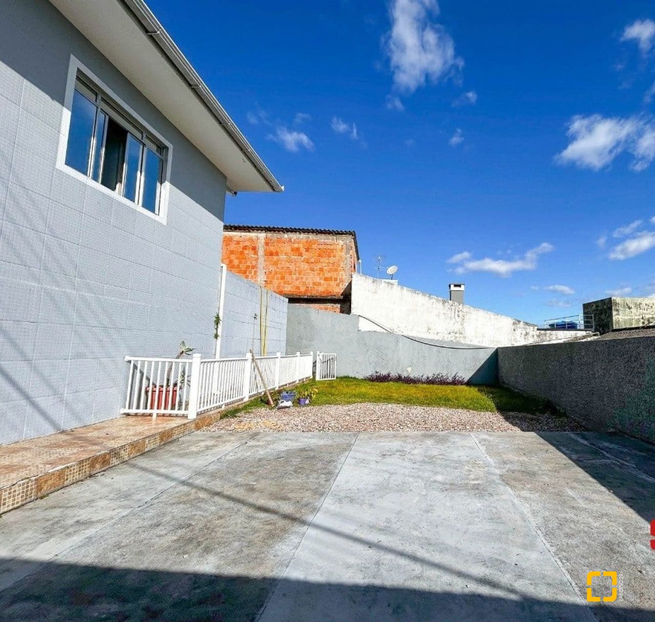 Casa com 110m², 3 quartos (sendo 1 suíte), 2 garagens, no bairro Costeira do Pirajubaé em Florianópolis