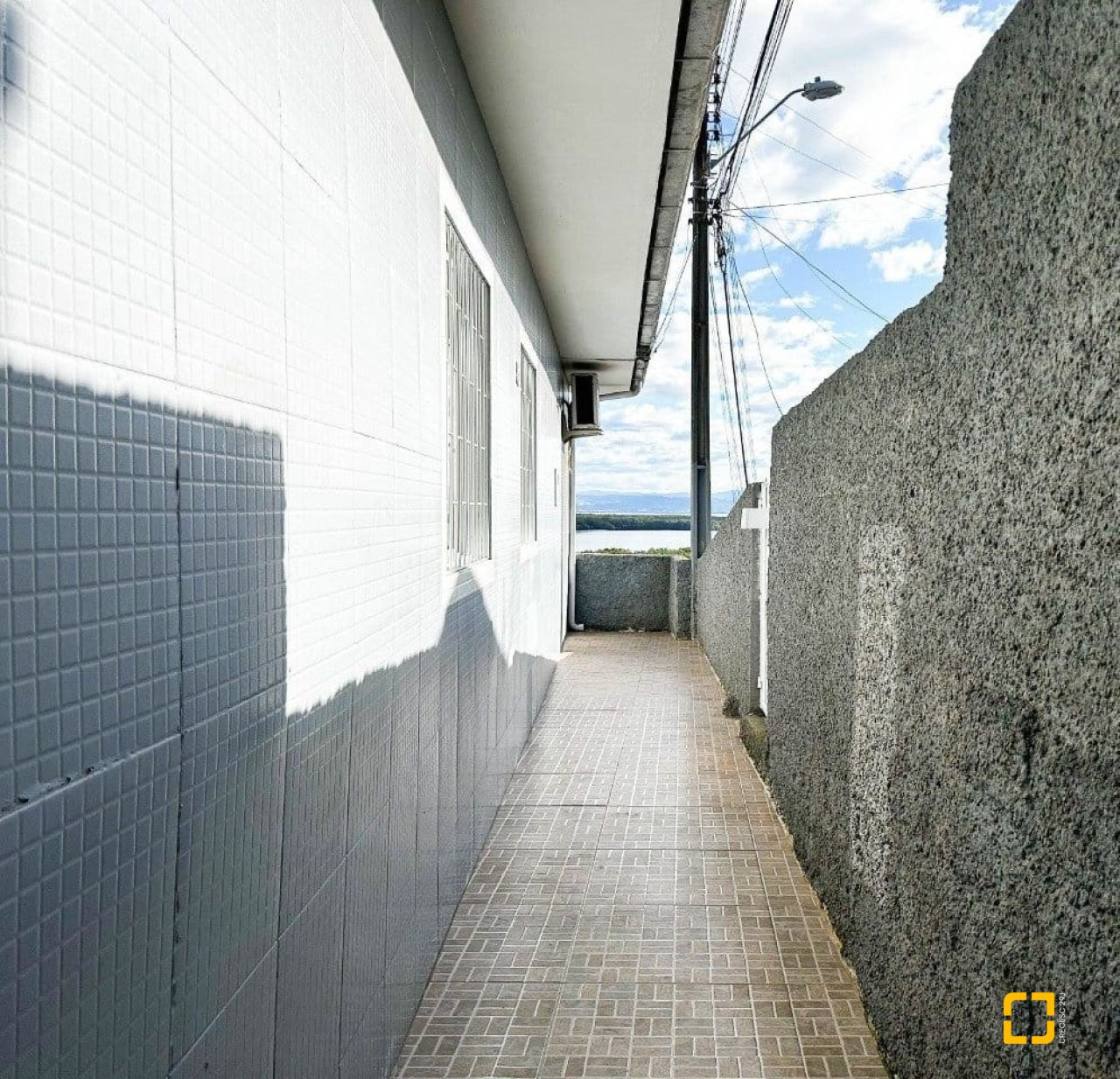 Casa com 110m², 3 quartos (sendo 1 suíte), 2 garagens, no bairro Costeira do Pirajubaé em Florianópolis