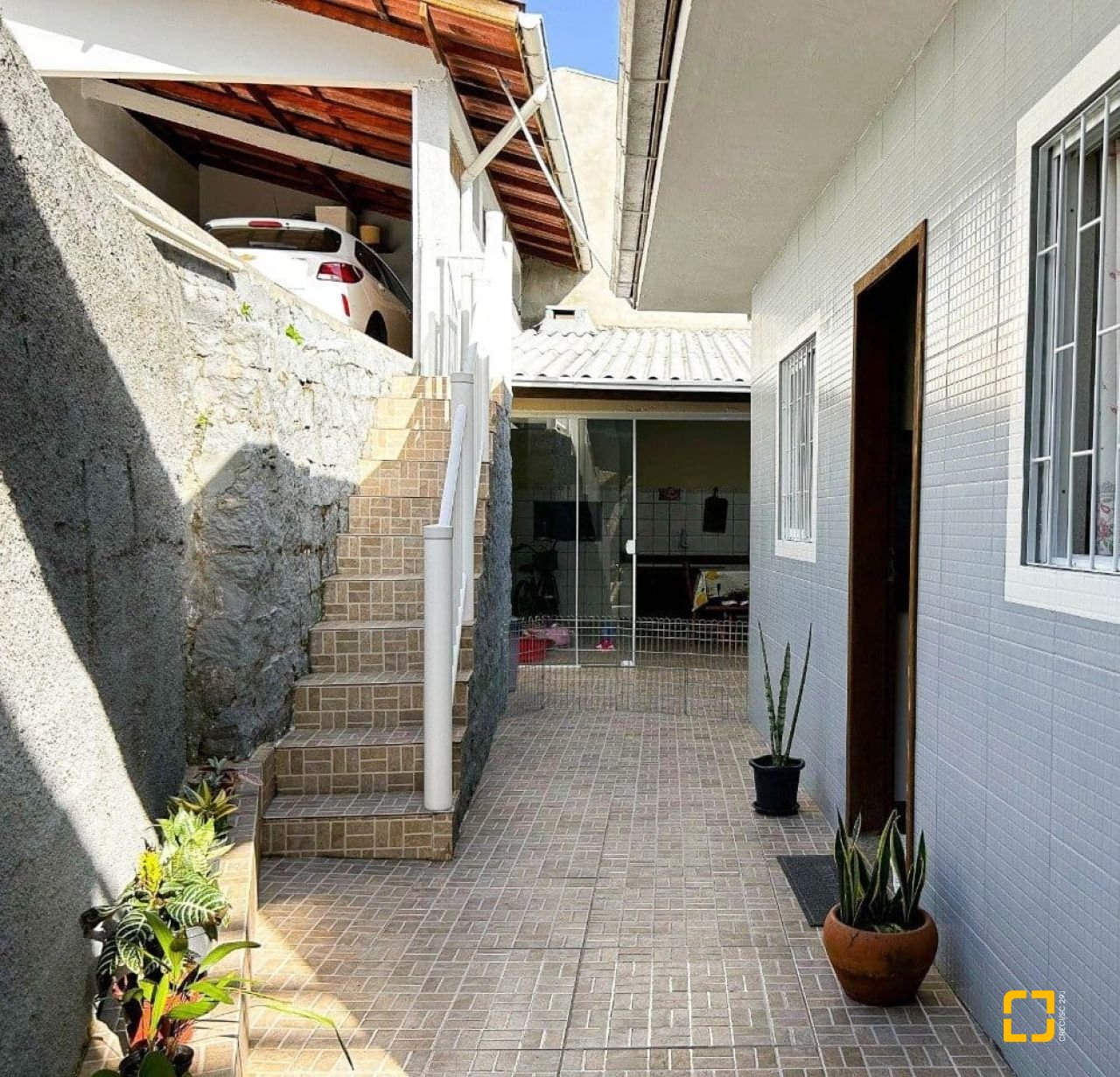 Casa com 110m², 3 quartos (sendo 1 suíte), 2 garagens, no bairro Costeira do Pirajubaé em Florianópolis