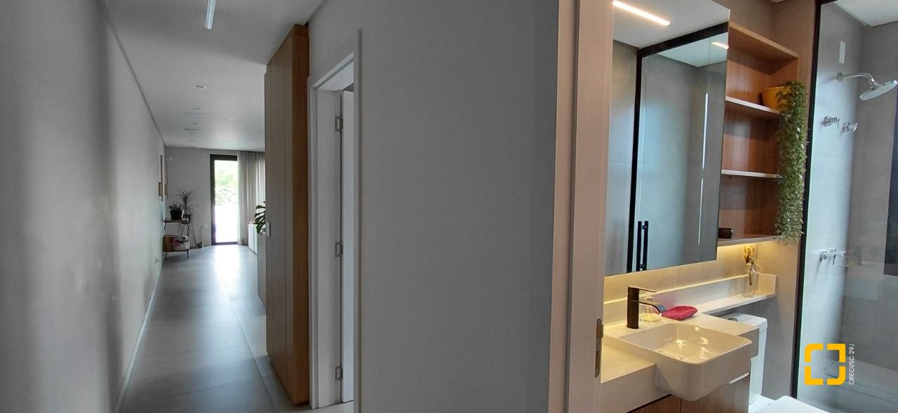 Casa com 236m², 4 quartos (sendo 3 suítes), 4 garagens, no bairro Jardim Anchieta em Florianópolis