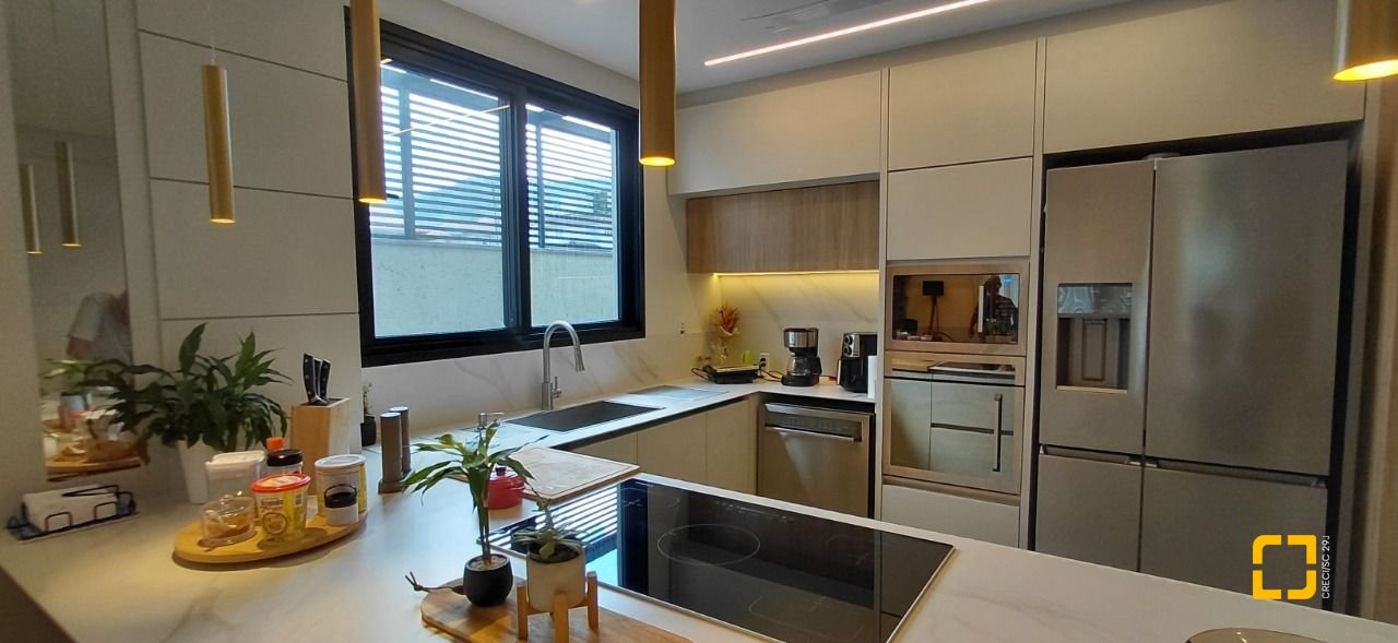 Casa com 236m², 4 quartos (sendo 3 suítes), 4 garagens, no bairro Jardim Anchieta em Florianópolis