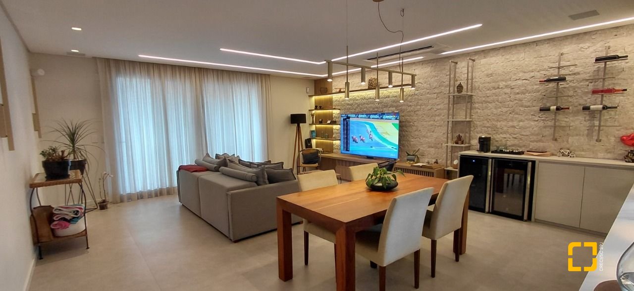 Casa com 236m², 4 quartos (sendo 3 suítes), 4 garagens, no bairro Jardim Anchieta em Florianópolis