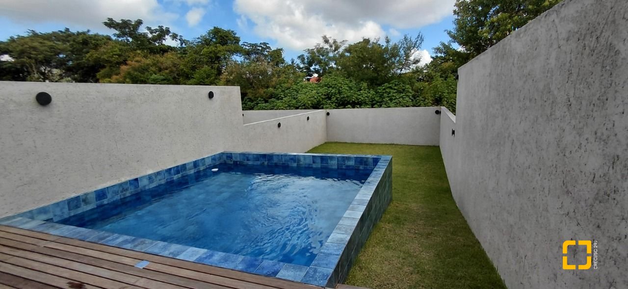 Casa com 236m², 4 quartos (sendo 3 suítes), 4 garagens, no bairro Jardim Anchieta em Florianópolis