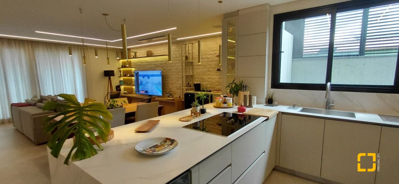 Casa com 236m², 4 quartos (sendo 3 suítes), 4 garagens, no bairro Jardim Anchieta em Florianópolis
