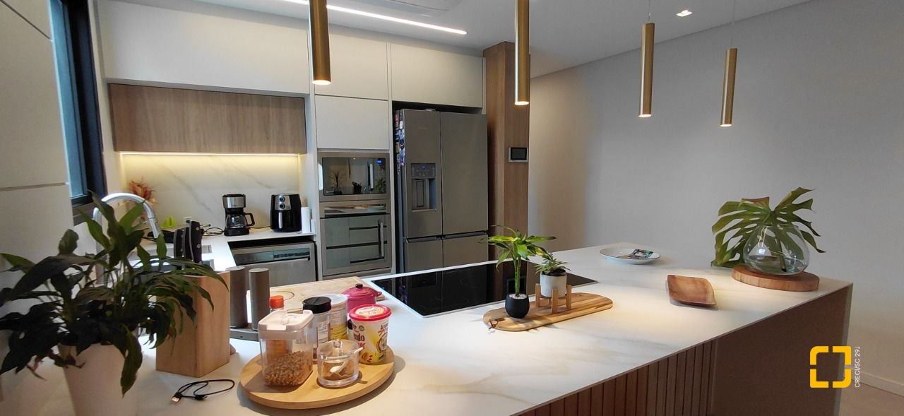 Casa com 236m², 4 quartos (sendo 3 suítes), 4 garagens, no bairro Jardim Anchieta em Florianópolis