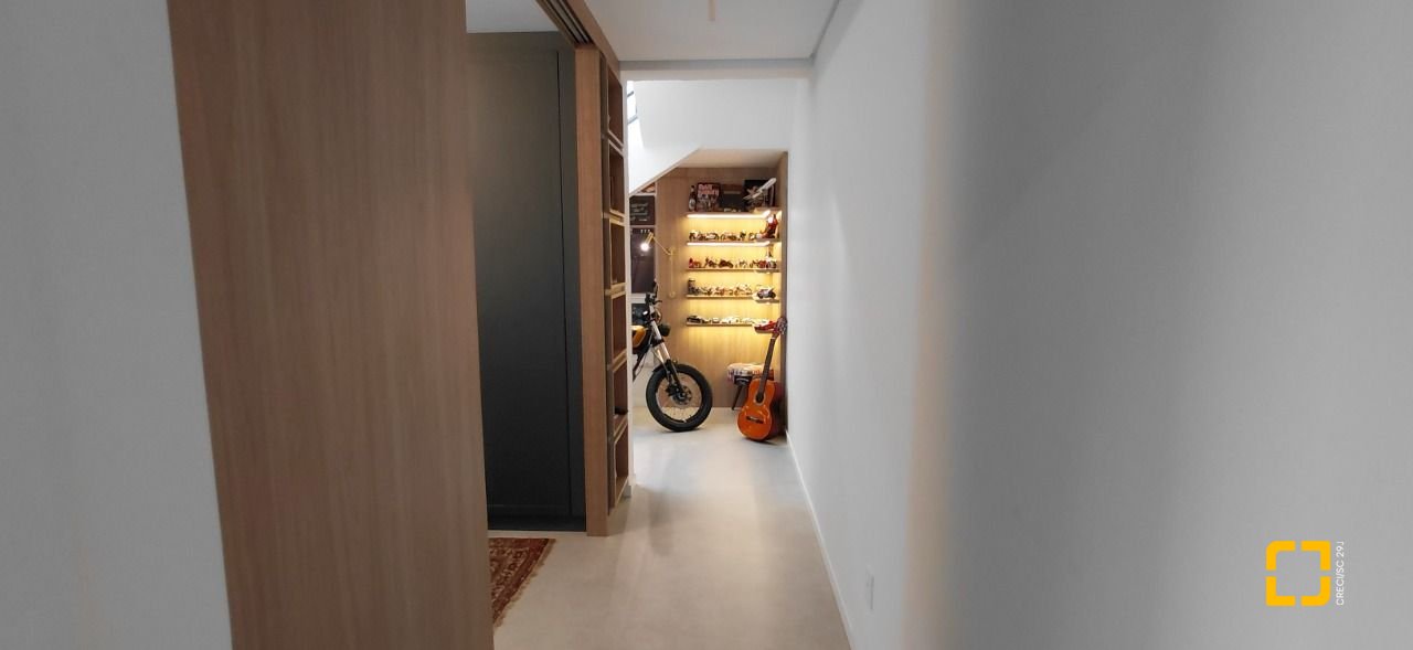 Casa com 236m², 4 quartos (sendo 3 suítes), 4 garagens, no bairro Jardim Anchieta em Florianópolis